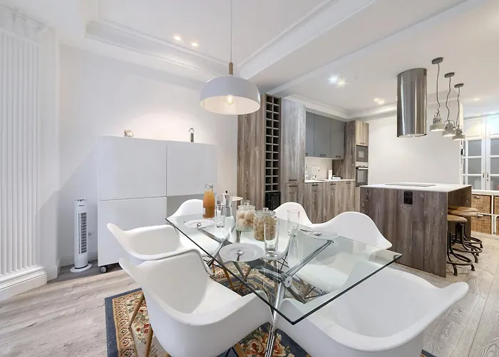 Near Museum Luxury By Next Stop