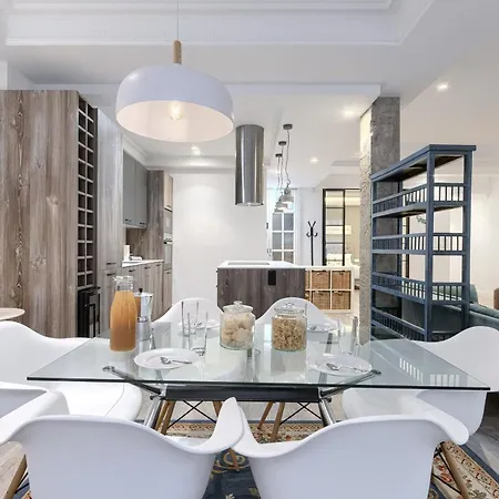 Near Museum Luxury By Next Stop Apartman