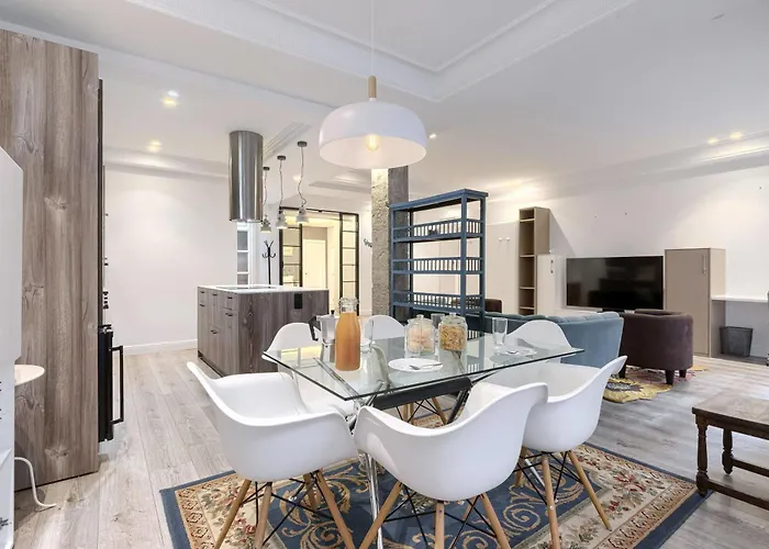 Near Museum Luxury By Next Stop Apartman